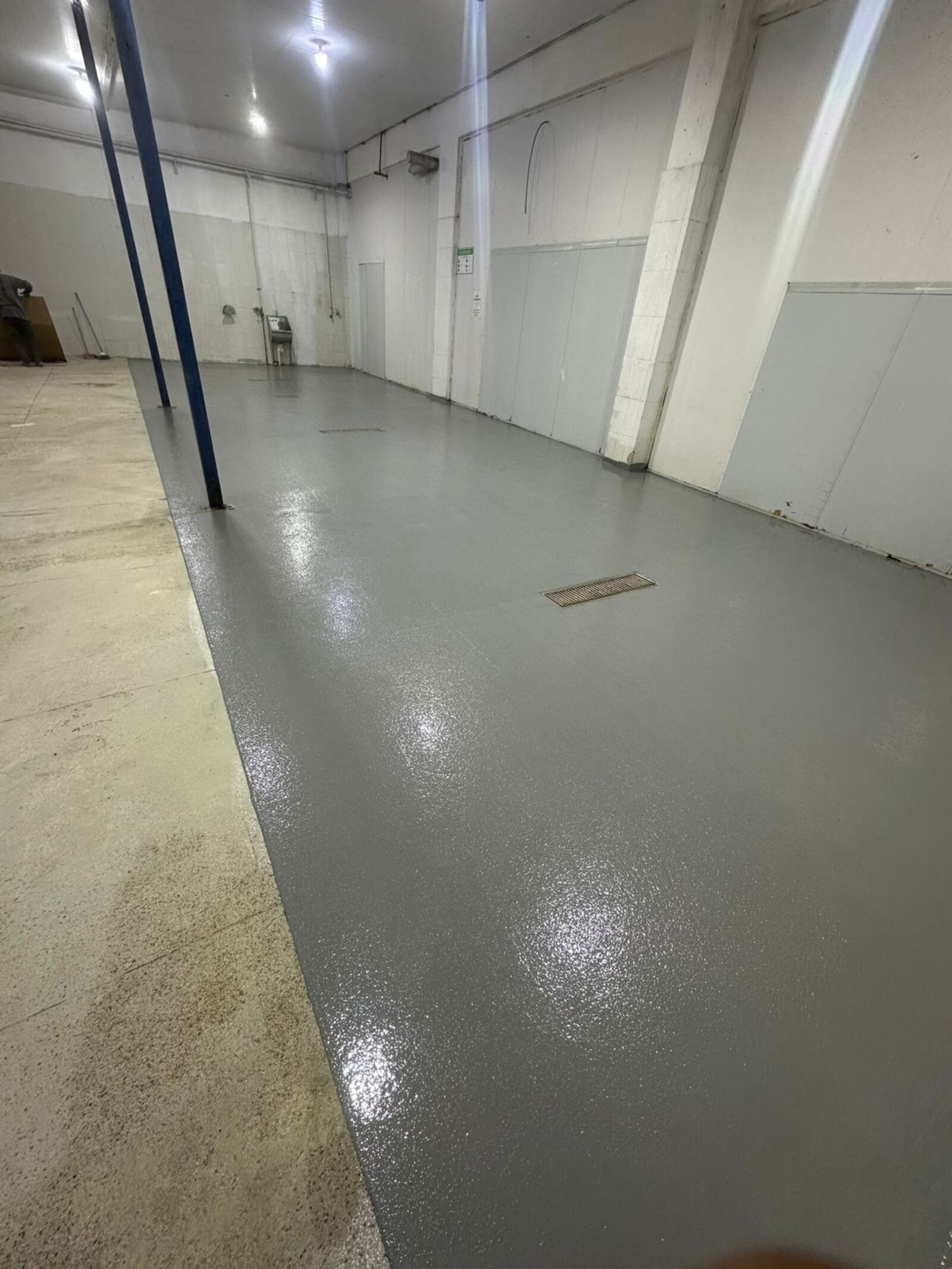 Piso industrial de uretano executado pela Pavcon, do concreto ao acabamento