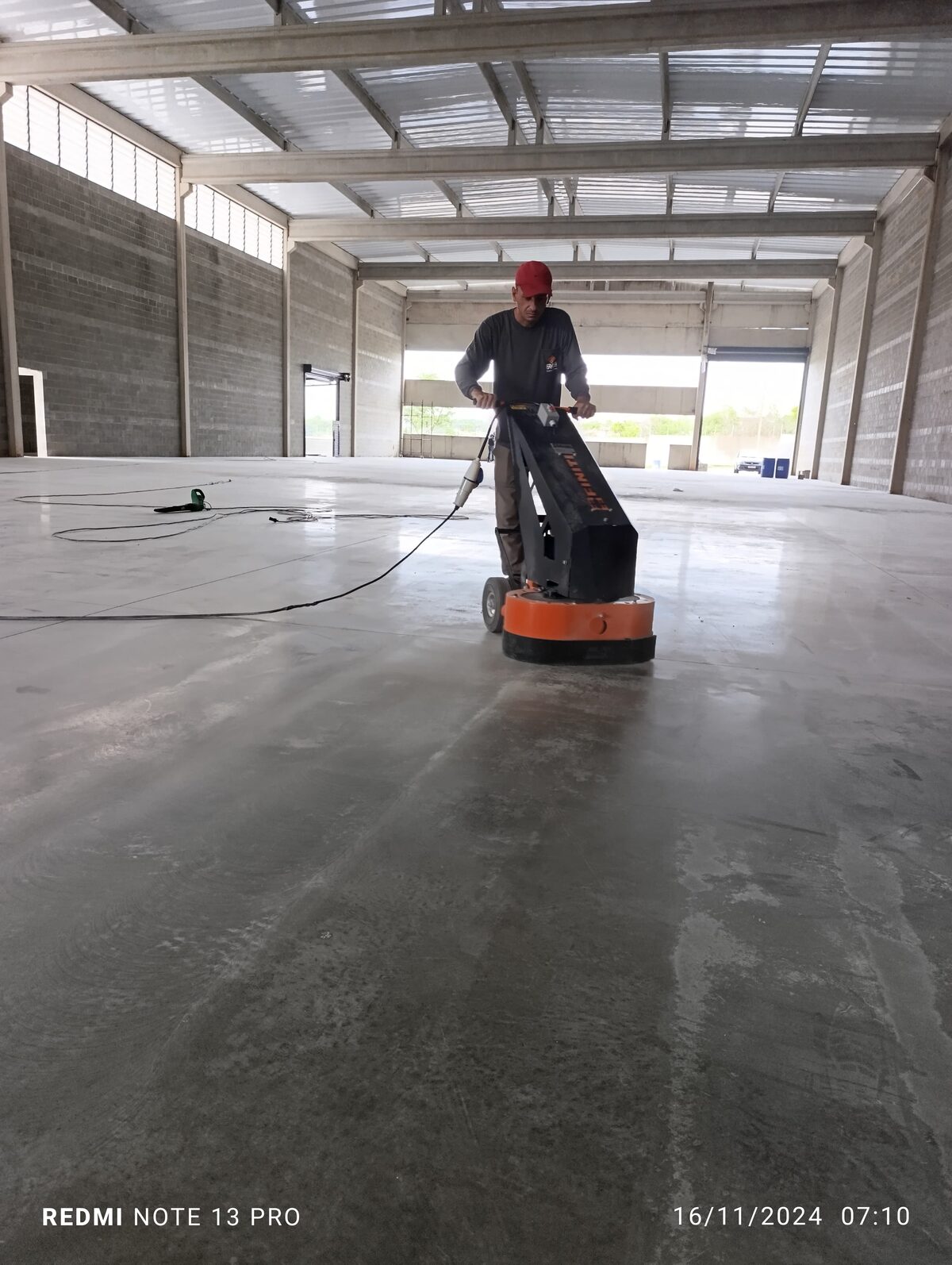 Lapidação de piso de concreto com lixadeira industrial