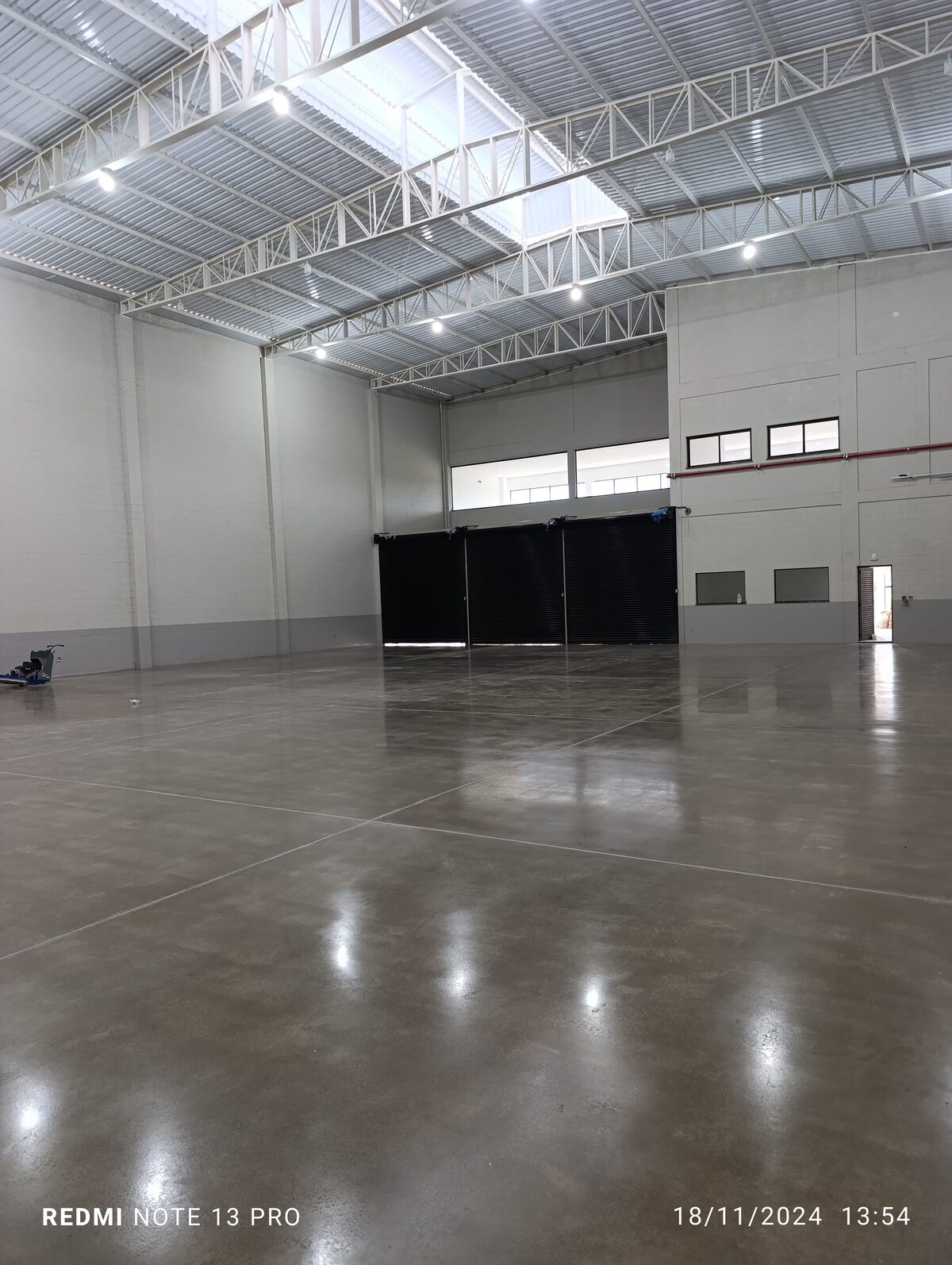 Piso polido industrial de alto brilho em galpão