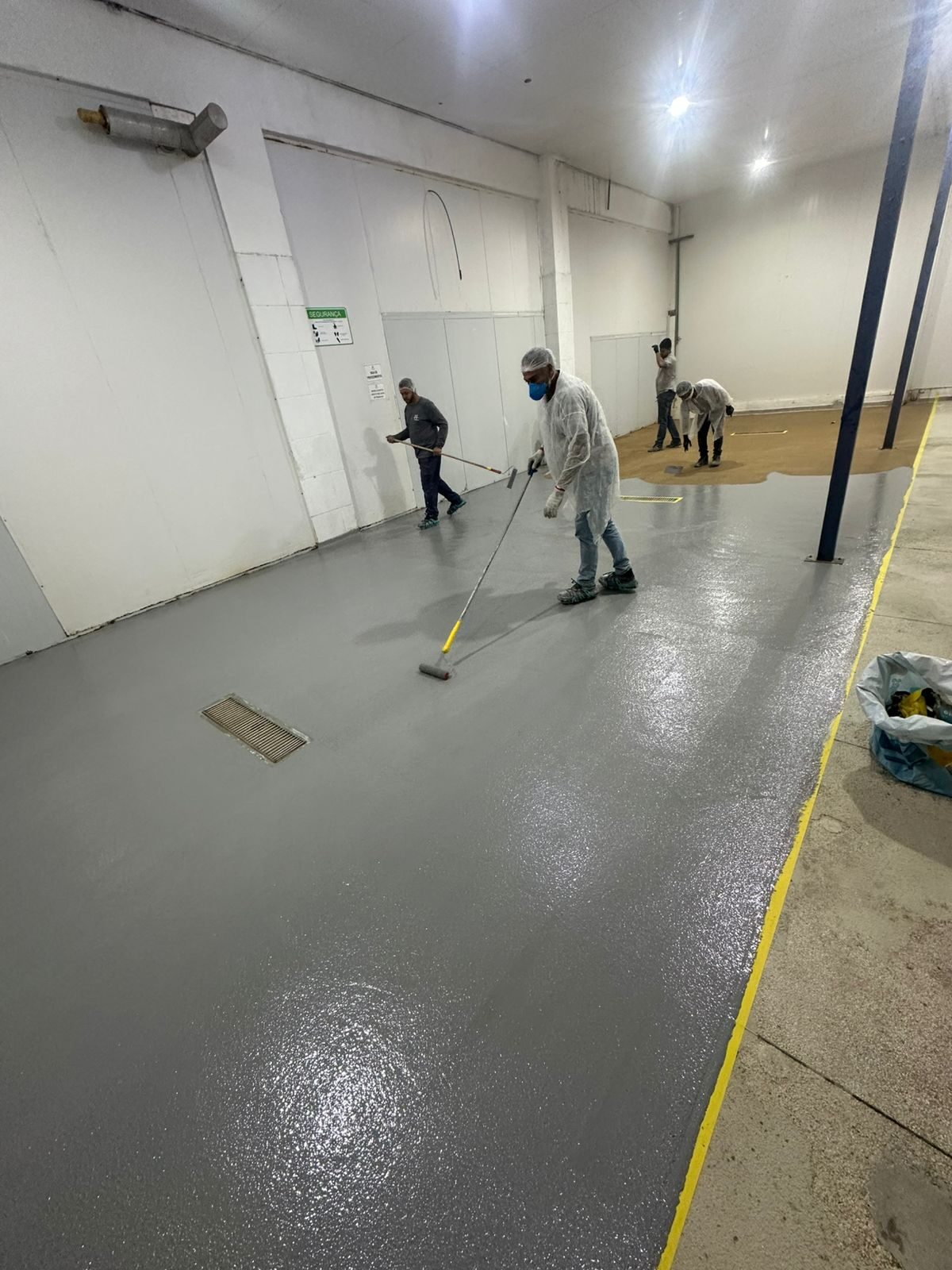 Aplicação de piso industrial de uretano cinza pela equipe Pavcon