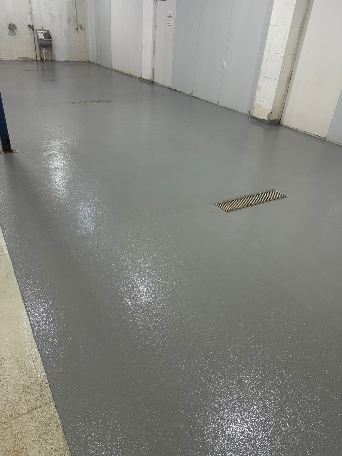 Piso de uretano acabado com dreno em ambiente industrial