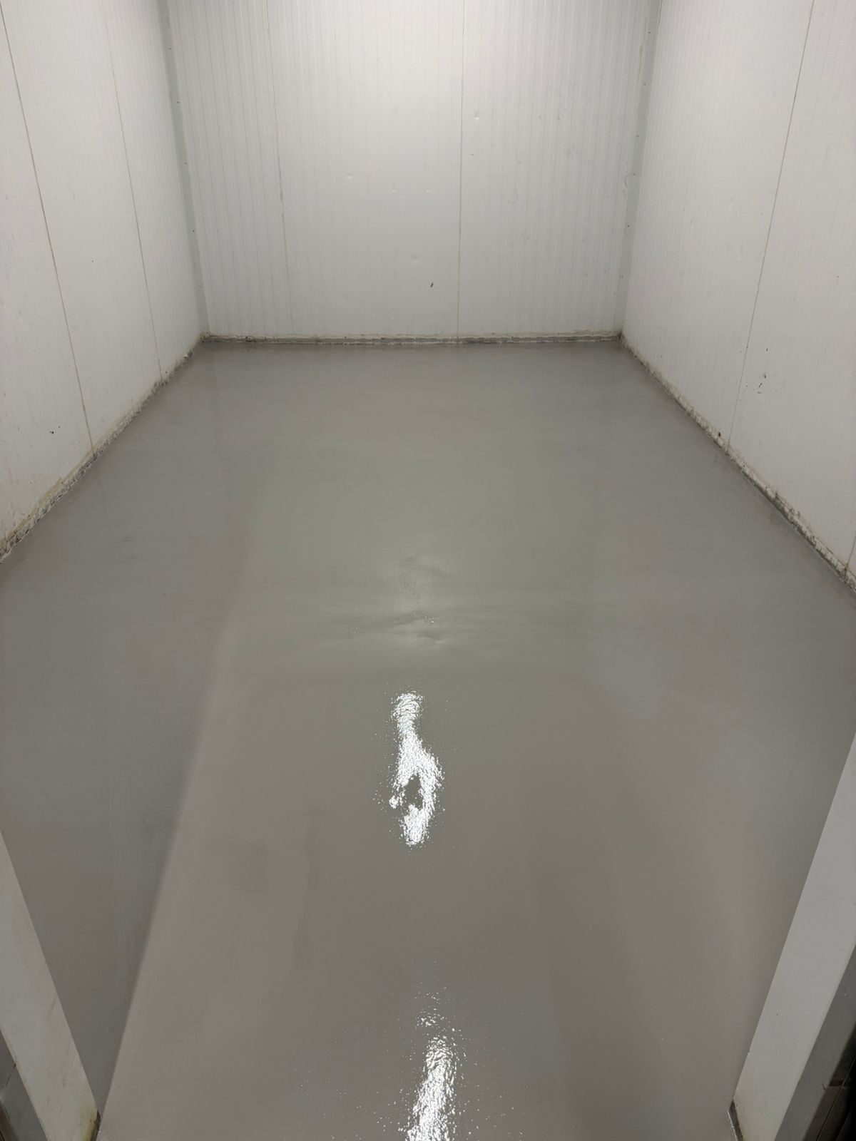 Piso de uretano acabado em sala industrial