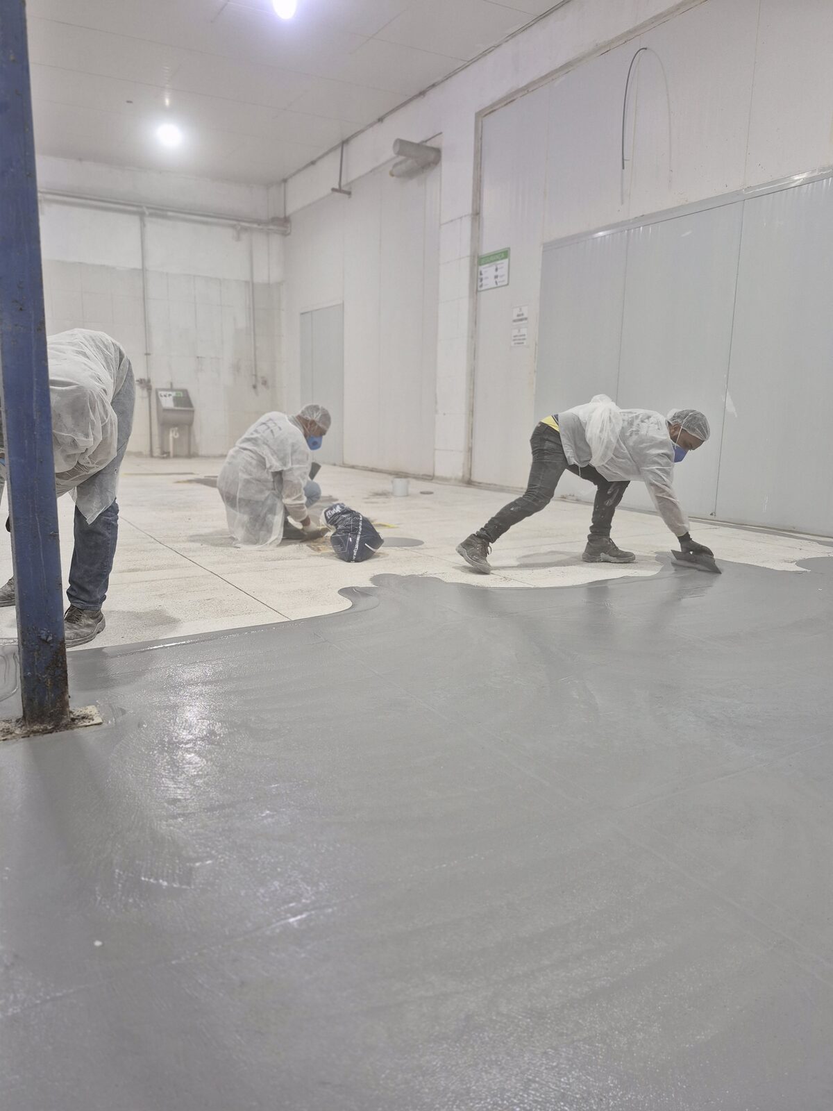 Aplicação de piso de uretano pela equipe da Pavcon